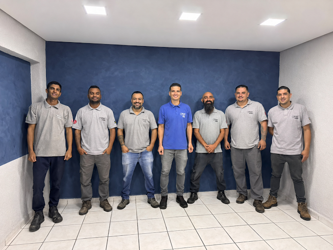 Equipe da Project Ar Condicionado uniformizada
